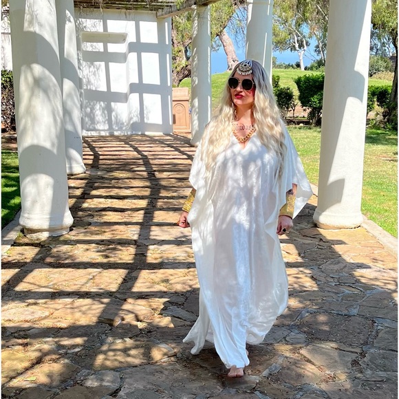 Gorgeous white Velvet  kaftan - Picture 3 of 6